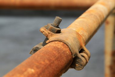 paslı metal iskele elemanları