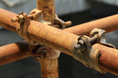 paslı metal iskele elemanları