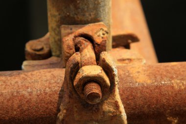 paslı metal iskele elemanları