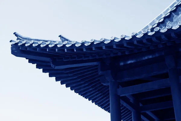 公園内の古代建築軒 — ストック写真