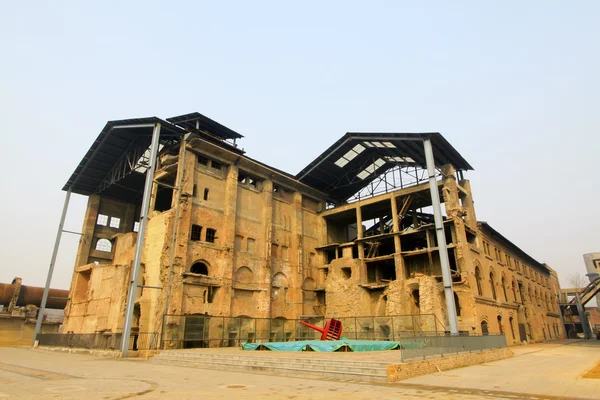 Förfallen byggnad i en fabrik — Stockfoto