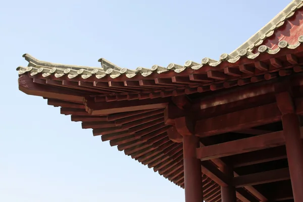 Starověká architektura okapy v parku — Stock fotografie