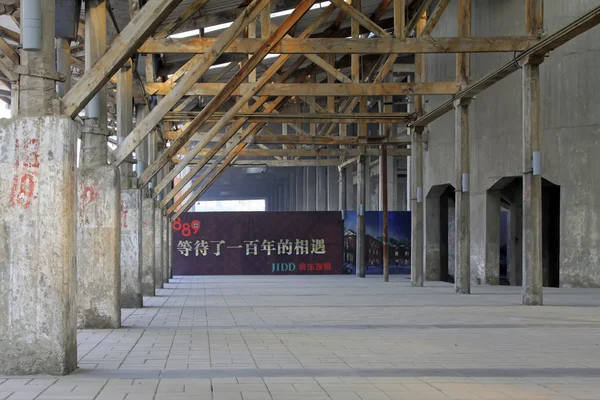 Vervallen gebouw in een fabriek — Stockfoto