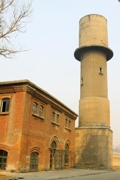 Bâtiment abandonné dans une usine — Photo