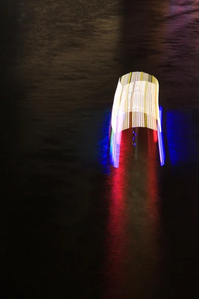 Pista de luz en la superficie del agua —  Fotos de Stock