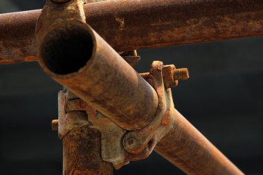 paslı metal iskele elemanları