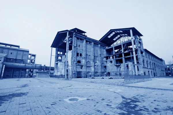 Bâtiment délabré dans une usine — Photo