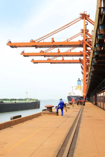 Lifting machinery and equipment in Iron Ore Wharf — Stock Photo, Image