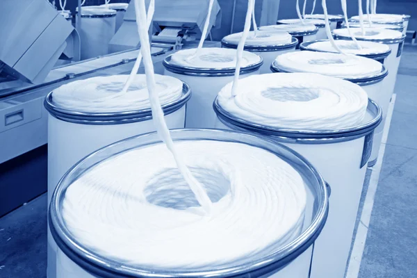 Grupo de algodón en una línea de producción de hilado — Foto de Stock