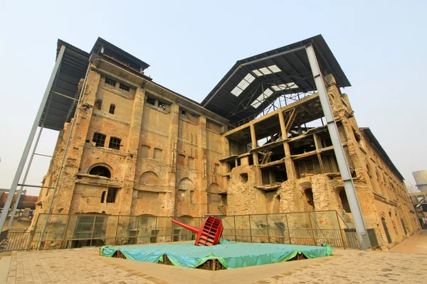 Edificio en ruinas en una fábrica —  Fotos de Stock