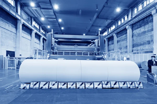 Grande rolo de papel kraft em uma fábrica de papel Imagens Royalty-Free