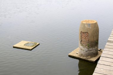 Nehirde kırık beton binalar