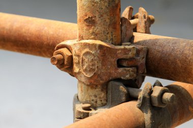 paslı metal iskele elemanları
