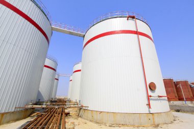 Bir kimyasal tesiste depolama tankları