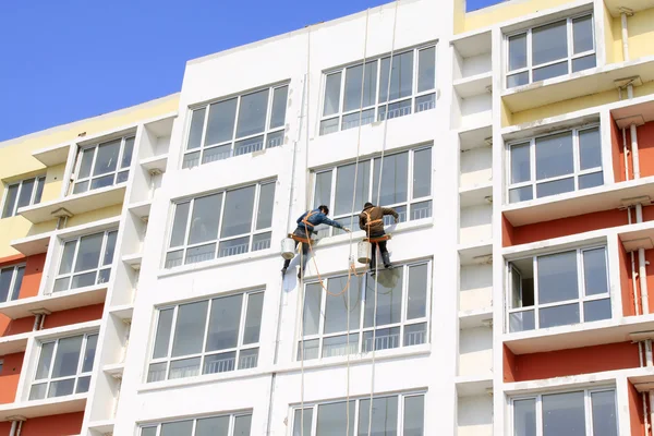 Painter in high rise buildings — Stock Photo, Image