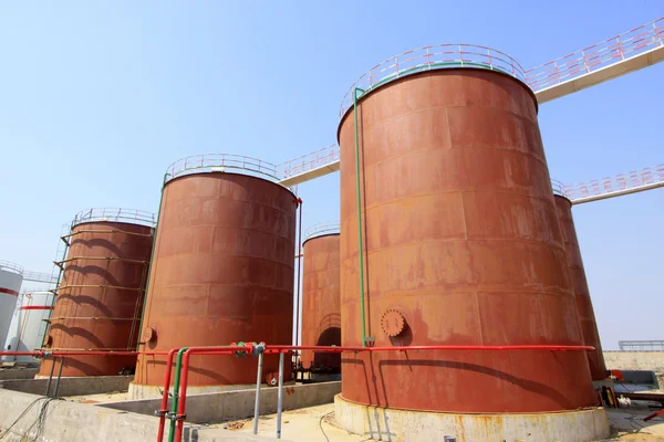 Bir kimyasal tesiste depolama tankları
