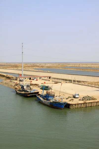 Vissersboten en eenvoudige visserij wharf — Stockfoto