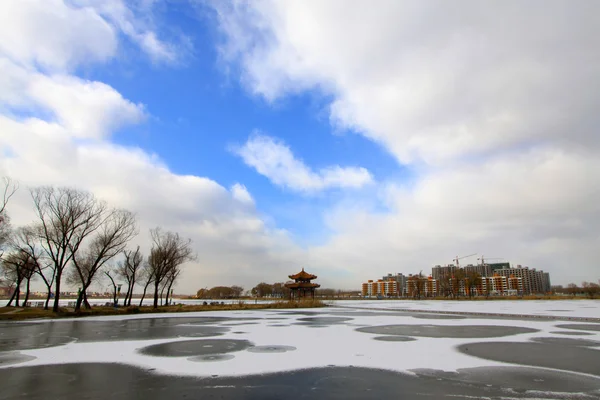 Круглий візерунок на льоду, в річці, зима — стокове фото
