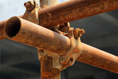 paslı metal iskele elemanları