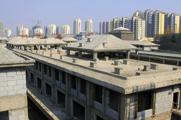 Concreto derramando edifício — Fotografia de Stock