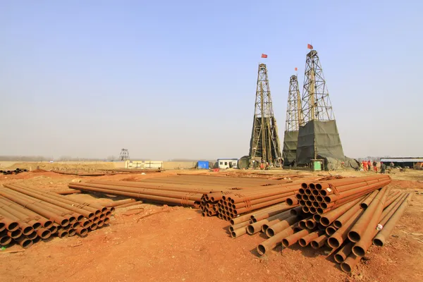 Foratura derrick in una miniera di ferro, Cina — Foto Stock