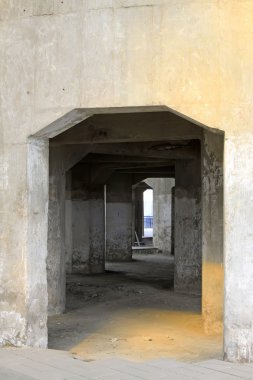 Bir fabrikada terk edilmiş bir bina.