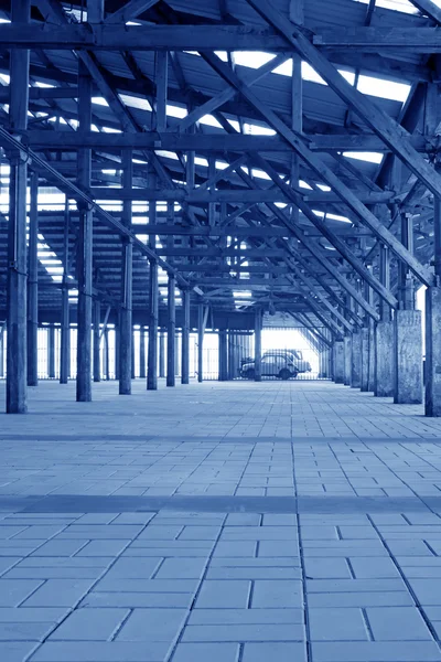 Заброшенные складские помещения на заводе — стоковое фото