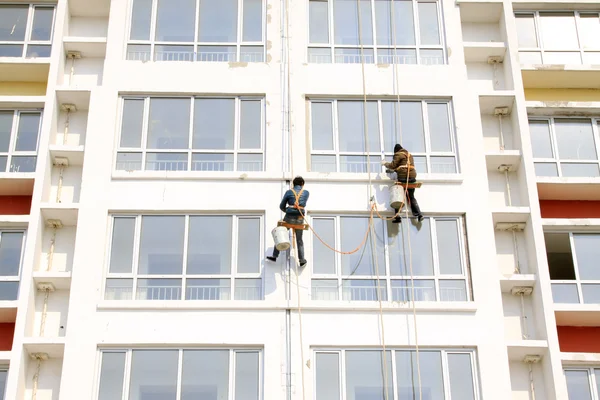 Painter in high rise buildings — Stock Photo, Image