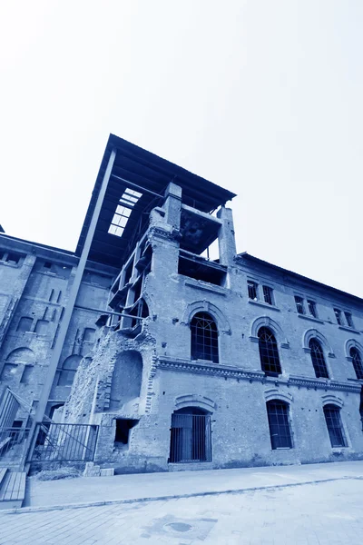 Bâtiment délabré dans une usine — Photo