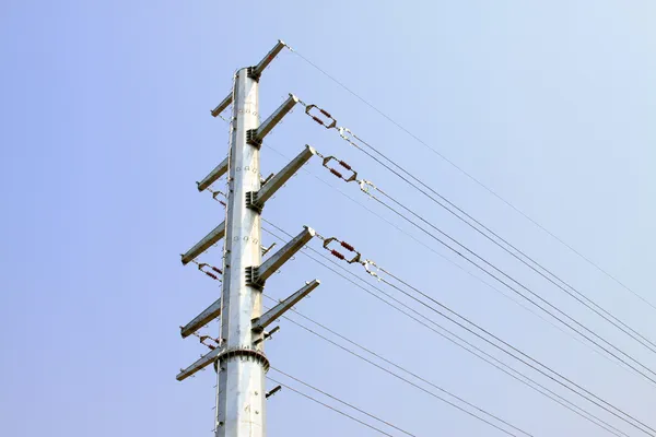 Hochspannung elektrische Leistung Stahlrohrturm — Stockfoto