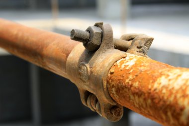 paslı metal iskele elemanları