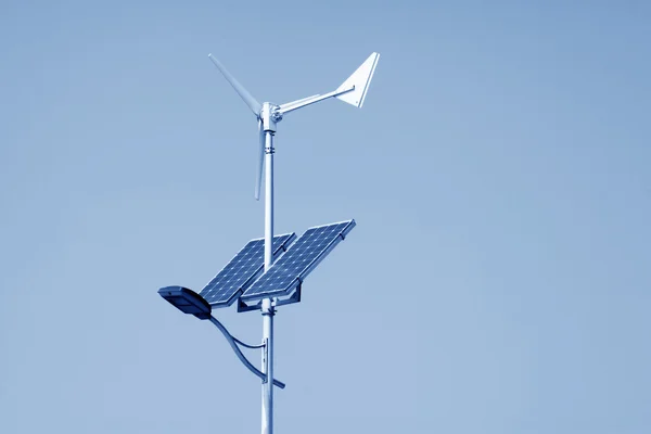 太阳能和风能电力路灯 — 图库照片