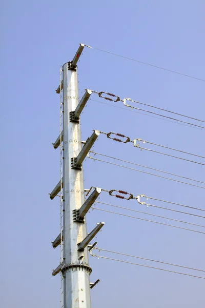 Yüksek gerilim elektrik çelik boru Kulesi — Stok fotoğraf