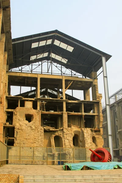 Edifício em ruínas numa fábrica — Fotografia de Stock