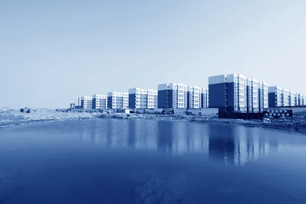 Edificios inacabados en el cielo azul — Foto de Stock