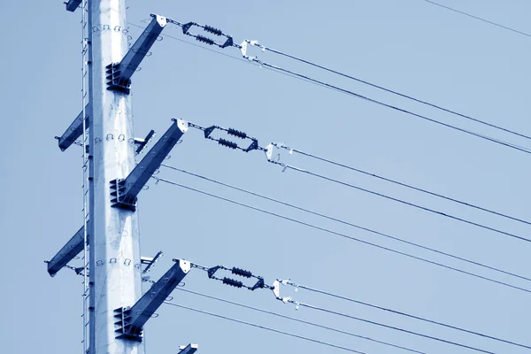 Hochspannung elektrische Leistung Stahlrohrturm — Stockfoto