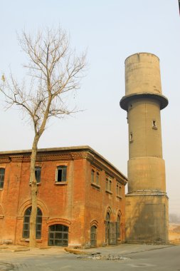 Bir fabrikada terk edilmiş bir bina.