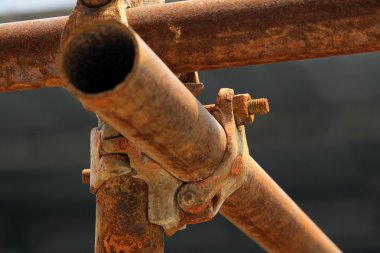 paslı metal iskele elemanları