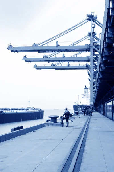 Opheffing van machines en bedrijfsuitrusting in ijzer erts wharf — 스톡 사진