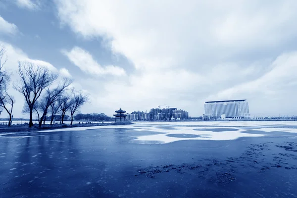 Szyk kołowy na lodzie, na rzece, zima — Zdjęcie stockowe
