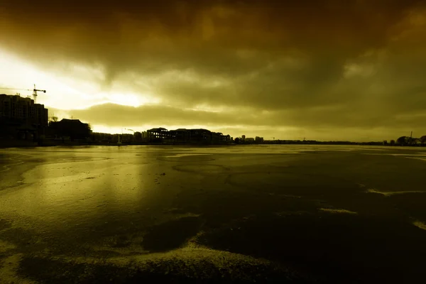 Temps extrêmement sombre, rivière gelée — Photo