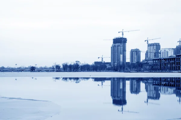 Bâtiment inachevé au bord de l'eau, Chine du Nord — Photo