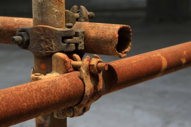 paslı metal iskele elemanları