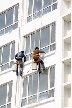 yüksek binaların içinde ressam