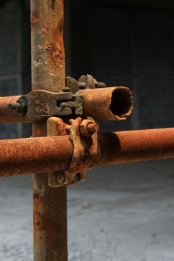 paslı metal iskele elemanları