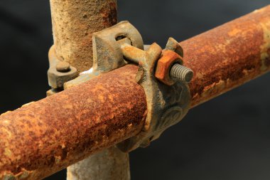 paslı metal iskele elemanları
