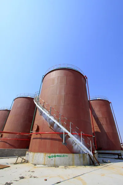 Storage tanks in a chemical plant — Stock Photo, Image