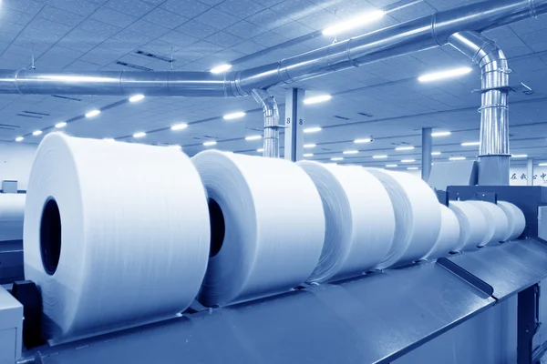 Grupo de algodón en una línea de producción de hilado — Foto de Stock