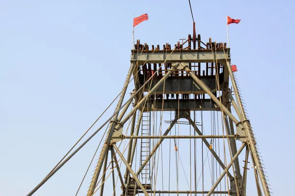 Derrick in einer Eisenmine bohren — Stockfoto