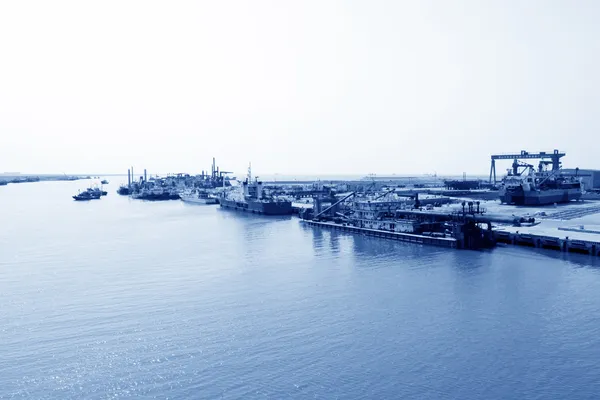 Busy shipyard dock and docked ships — Stock Photo, Image